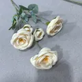 Elegante cremeweiße künstliche 5-Kopf-Rosen mit grünen Blättern für die Heimdeko. - 5-Kopf-Packung / Milchweiß