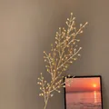 Gros plan d'une branche de baies artificielles dorées pour des décors de Nouvel An. - Style branche de baies multi-têtes / Or N° 65