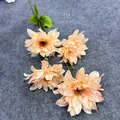 Nahaufnahme eines künstlichen Aprikosen-Dahlien-Seidenblumenzweigs für die Deko - Champagner