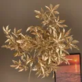Vue détaillée d'une branche d'érable artificielle dorée avec finition métallique. - Style de feuille palmée divisée / Or N° 62