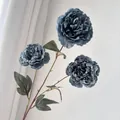Vista detallada de peonías artificiales de 3 cabezas con bordes quemados en azul vintage - Azul Niebla