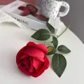 Gedetailleerde close-up van een realistische kunstmatige rode roos voor de bruiloft - Rood