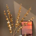 Gros plan détaillé de tiges d'eucalyptus artificielles dorées à texture réaliste - Eucalyptus Multi-têtes Doré (Style 34)