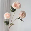 Vista de detalle de peonías artificiales de tres cabezas con pétalos de borde asado - Blanco Rosa
