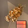 Vue détaillée d'une tige d'orchidée artificielle dorée pour compositions florales festives. - Branche de Phalaenopsis Dorée (Style 31)