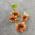 Detailansicht eines künstlichen Dahlienzweigs mit 3 Köpfen für herbstliche Hochzeitsdeko - Braun