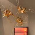 Gros plan d'une tige florale artificielle dorée élégante pour décor de Nouvel An - Branche de Fleurs à Têtes Multiples Dorée (Style 24)