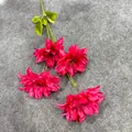 Detailansicht lebhafter pinker künstlicher Dahlien für Hochzeits- und Hoteldekorationen - Fuchsia