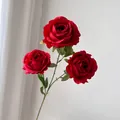 Primer plano de tres rosas rojas de seda artificial para una decoración de boda elegante - Rojo