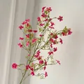 Hoher künstlicher rosa Mailänder Blumenzweig mit grünen Blättern für Heim und Hochzeit - Fuchsia
