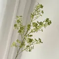 Künstlicher grüner Pflanzenzweig mit kleinen weißen Knospen für die Heimdekoration - Grün