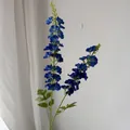 Tige de delphinium bleu artificiel à deux branches pour décorations - Bleu Saphir