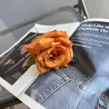 Einzelne künstliche orangefarbene Rose aus Seide für elegante Innen- und Hochzeitsdekoration - Orange