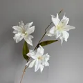 Eleganter künstlicher weißer Lilienzweig mit drei Köpfen für Hochzeit und Heimdekor - Weiß