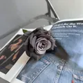 Einzelne künstliche graue Rose mit realistischen Blütenblättern für Heim und Hochzeit - Grau