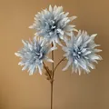 Detailweergave lichtblauwe kunstmatige chrysant met 3 koppen en realistische bladen - 3-Koppige Vlam Chrysant / Blauw