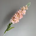 Tallo de flor de delphinium flocado artificial rosa de alta calidad para el hogar - Rosa