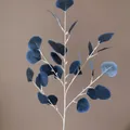 Dettaglio di foglie di eucalipto artificiale blu con steli bianchi realistici per arredo - Blu zaffiro
