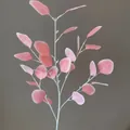 Gedetailleerd zicht op roze kunstmatige eucalyptusbladeren met witte steel voor decor - Roze