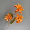 Naturgetreue künstliche 3-köpfige orangefarbene Lilie für Hochzeit und Deko - Orange