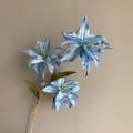 Elegante künstliche blaue Lilie mit 3 Köpfen für Hochzeit und Event Heimdekoration - Hellblau