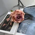 Realistische künstliche Rose in Altrosa für Hochzeits- und elegante Innendekoration. - Hellkaffee