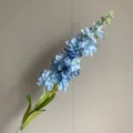 Elegante flor de delfinio azul artificial de un solo tallo para decoración de bodas - Azul claro