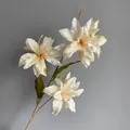 Eleganter künstlicher Lilienzweig mit drei Köpfen in Cremeweiß für Hochzeiten und Feiern - Champagner