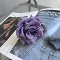 Elegante einzelne künstliche lila Rose für Hochzeits- und Innenraumdekoration zu Hause - Dunkellila