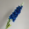Elegante tallo de delfinio artificial azul oscuro para decoración de hogar y bodas - Azul marino
