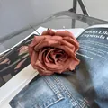 Elegante künstliche Rosenblüte in Altrosa für Hochzeiten und Heimdekorationen - Dunkelbraun