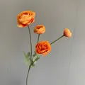 Künstliche 4-köpfige Ranunkel-Seidenblumen in Orange für die Dekoration von Hochzeiten - Hellorange