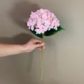 Ein einzelner Stiel einer realistischen rosa künstlichen Hortensie für die Deko - Rosa