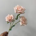 Elegante künstliche Rosen in Champagner für Hochzeits- und Event-Hoteldekoration - 3-Kopf Rose / Champagnerrosa