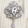 Elegante spilla a corona vintage color argento con strass e ciondolo in cristallo a pera - Argento