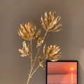Élégante branche de fleurs artificielles dorées métallisées pour décorations du Nouvel An. - Branche Florale Dorée à Trois Têtes (No. 55)