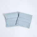 Vista detallada de la textura de gamuza suave de dos bolsas de microfibra azul claro - 6.2*6.2cm / Azul Claro Con Tira de Presión