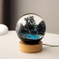 Detailansicht einer Kristallkugel-Nachtlampe mit einer fein geschnitzten Drachenfigur. - Silberdrachenbrunnen (8cm) / 8cm