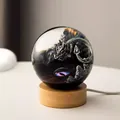 Detailaufnahme einer 3D-Drachen-Kristallkugel-Nachtlampe auf einem Naturbelassenen Holzsockel - Drachenauge (8cm) / 8cm