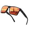Primo piano di occhiali da sole sportivi polarizzati da uomo con lenti a riflesso tramonto - polarizzato / Montatura Nera Specchio Rosso