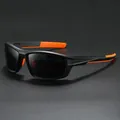 Gafas de sol deportivas polarizadas con montura negra y llamativos detalles naranja - Negro y Gris