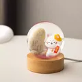 Gros plan d'une lampe boule de cristal chat porte-bonheur sur un socle en bois. - Chat de la Fortune Gardien / Version à Brancher