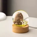 Vue rapprochée d'une lampe boule de cristal créative avec pierre gravée et cerf - Bonheur / Version à Brancher