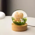 Gros plan lampe boule de cristal avec cœur gravé I Love You et figurine de cerf - I Love You / Version à Brancher
