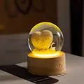 Gros plan d'une boule de cristal lumineuse avec pierre en cœur gravée 'Je t'aime'. - Je t'aime / Rechargeable