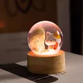 Détail de la boule de cristal lumineuse avec chat porte-bonheur en résine et pierre - Chat de la Fortune Gardien / Rechargeable