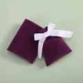 Detailansicht von zwei eleganten lila Samtbeuteln mit weißen Satinbandschleifen - Lila Mit Weißem Band / 7x9cm