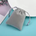 Détail d'une pochette en velours gris avec cordon pour bijoux et petits cadeaux - Gris / 5*7cm