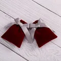 Paar dunkelrote Samt-Schmuckbeutel mit eleganten silbernen Satinschleifen für Lagerung - Weinrot Mit Grauem Band / 7x9cm