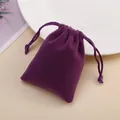 Makro-Detailaufnahme der weichen Textur eines lila Samt-Geschenkbeutels mit Kordelzug - 5*7cm / Lila